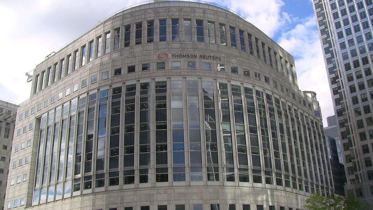 Edifício da Thomson Reuters em Canary Wharf, Londres, com o letreiro da companhia na fachada.