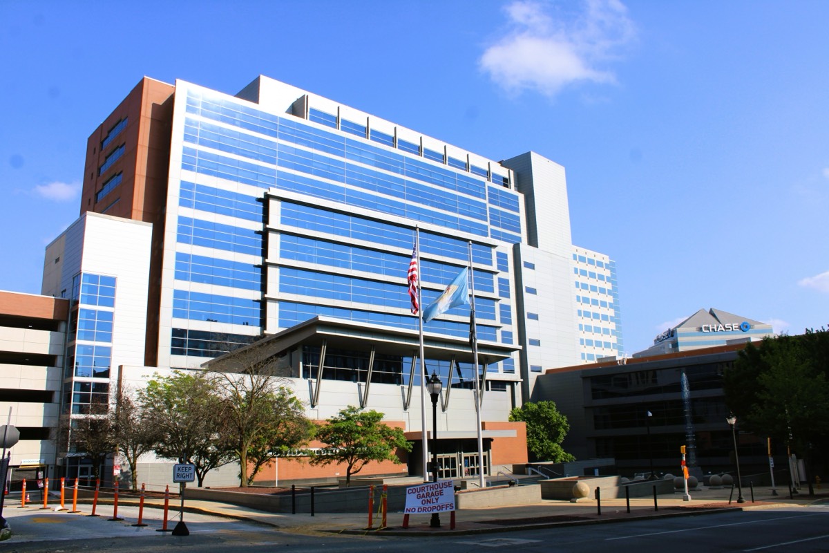 Fachada do Leonard L. Williams Justice Center, edifício modernista em Wilmington, Delaware, sede da Court of Chancery.