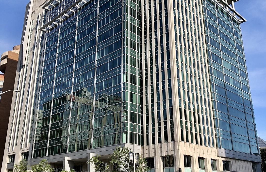 A torre-sede da Simon Property Group, em Indianápolis, vista da Washington Street.