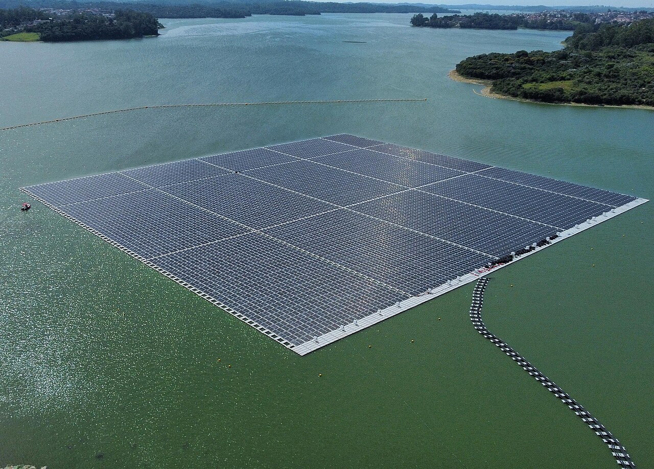 Painéis de uma usina solar fotovoltaica brasileira vistos de cima.