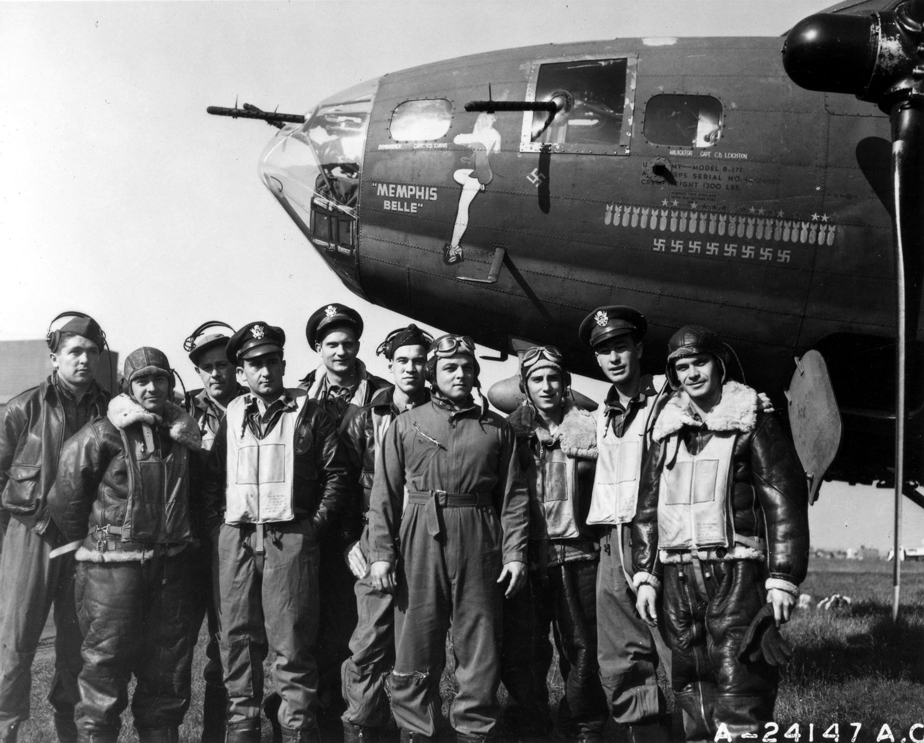 Tripulação de dez homens de um bombardeiro B-17 posando diante da aeronave numa base aérea na Inglaterra, em 1943.