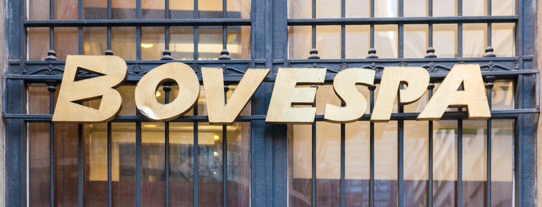 Letras douradas com a palavra BOVESPA atrás de uma grade de ferro, na fachada do prédio da Bolsa no centro de São Paulo.